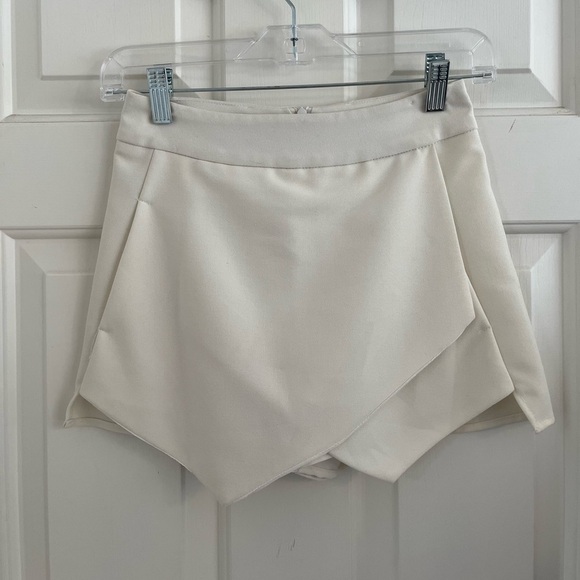 Aqua Ultra Mini Asymmetric Hem Skort XS White - Picture 3 of 15